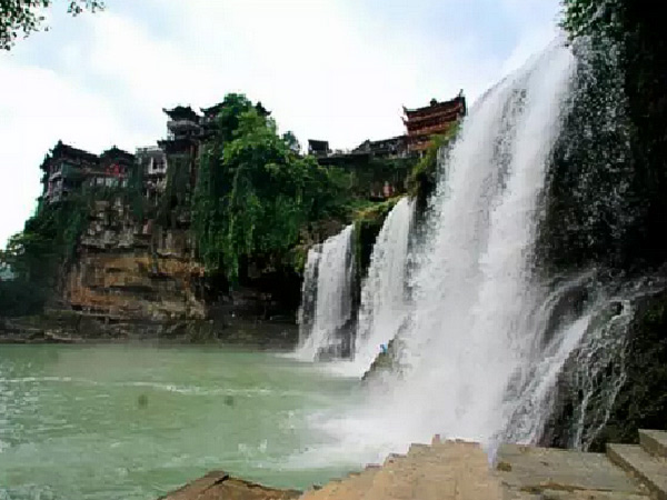 湘西芙蓉鎮(zhèn)、紅石林（坐龍峽、酉水畫(huà)廊）高品質(zhì)汽車2日游
