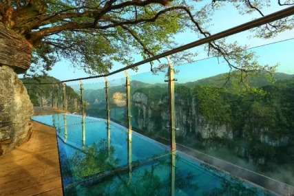 鳳凰古城、晚會(huì)、矮寨大橋、魔鬼玻璃棧道、墨戎苗寨汽車(chē)兩日游