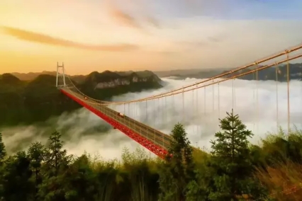 鳳凰古城、晚會(huì)、矮寨大橋、魔鬼玻璃棧道、墨戎苗寨汽車(chē)兩日游