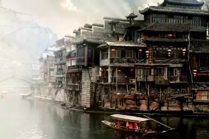 鳳凰古城、晚會(huì)、矮寨大橋、魔鬼玻璃棧道、墨戎苗寨汽車(chē)兩日游