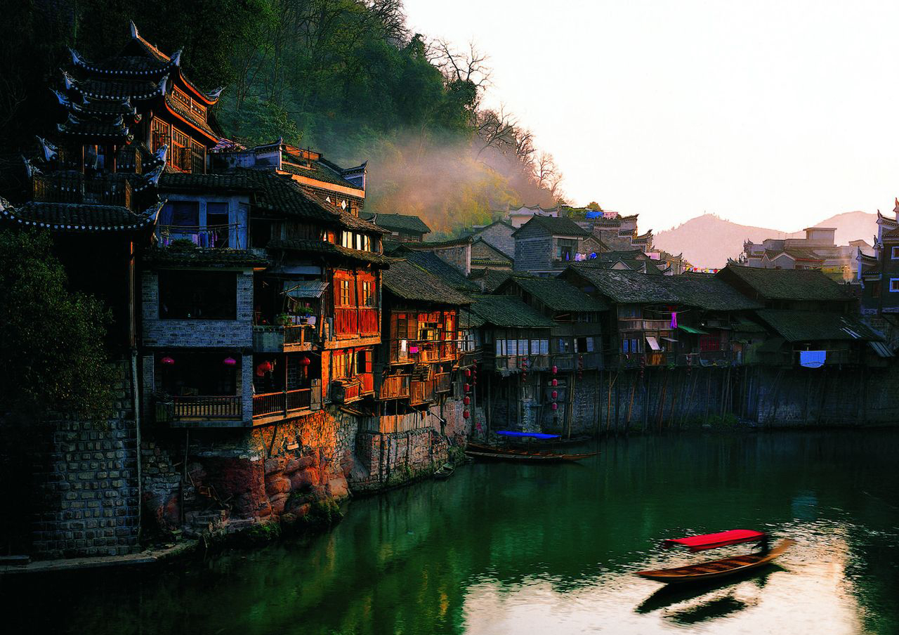 C玻璃橋、天門仙山、夯吾苗寨、鳳凰古城“神秘湘西之旅” 品質(zhì)純玩2晚3日游