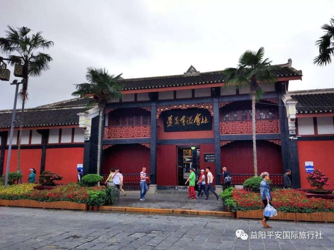 貴州黃果樹大瀑布、梵凈山、西江千戶苗寨、荔波大小七孔、鎮(zhèn)遠古城遵義會議會址、息烽集中營汽車七日游